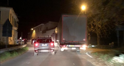 Tir sbaglia strada: disagi alla circolazione tra Gorra e Cà del Moro