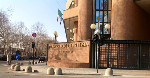 Padre litiga con il fidanzato della figlia: si scopre che il ragazzo usa un nome finto ed è un rapinatore ricercato Padre litiga con il fidanzato della figlia: si scopre che il ragazzo usa un nome finto ed è un rapinatore ricercato