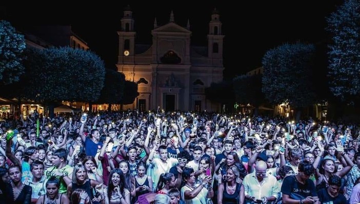 "The Crazy Horror Show" a Pietra Ligure: Halloween di musica e tanto divertimento in piazza San Nicolò "The Crazy Horror Show" a Pietra Ligure: Halloween di musica e tanto divertimento in piazza San Nicolò
