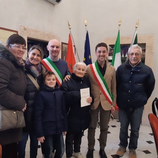 Da 60 anni in vacanza a Loano: il sindaco Lettieri incontra quattro generazioni di “turisti fedeli” Da 60 anni in vacanza a Loano: il sindaco Lettieri incontra quattro generazioni di “turisti fedeli”