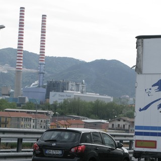 Esodo pasquale: il tappo di Savona. Tutti fermi lungo l'innesto A6 - A10. Ci si consola con il panorama Esodo pasquale: il tappo di Savona. Tutti fermi lungo l'innesto A6 - A10. Ci si consola con il panorama