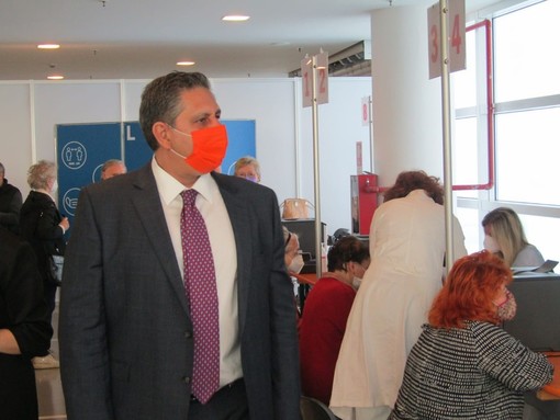 Vaccini, Toti lancia l'open day Pfizer anticipando i richiami: si parte con l'Asl 2