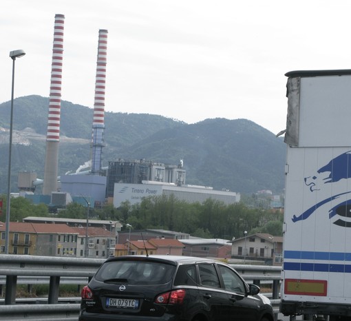 Esodo pasquale: il tappo di Savona. Tutti fermi lungo l'innesto A6 - A10. Ci si consola con il panorama Esodo pasquale: il tappo di Savona. Tutti fermi lungo l'innesto A6 - A10. Ci si consola con il panorama
