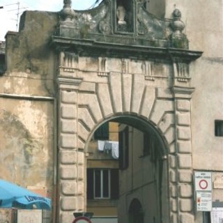 Albenga: il restauro di Porta Torlaro