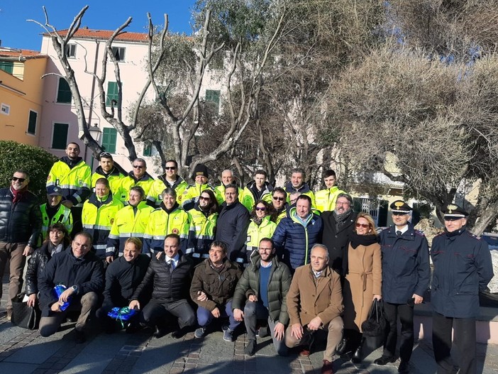 Danni maltempo, Toti in visita a Albisola consegna gli encomi ai volontari della protezione civile (FOTO)