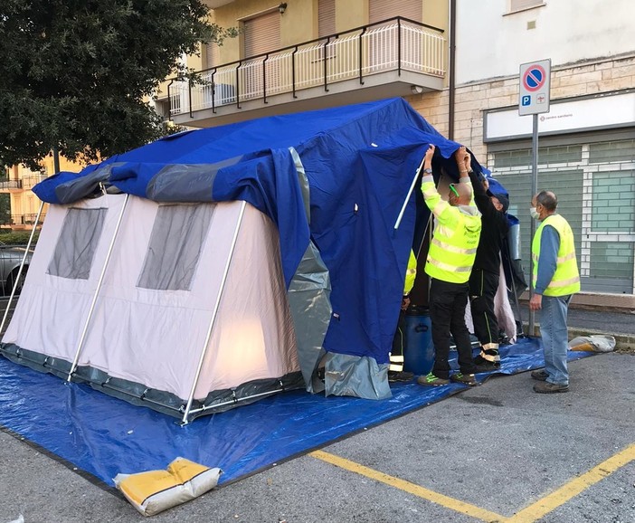 Emergenza Covid-19: per tamponi e vaccinazioni ecco una tenda per "Pietra Medica" Emergenza Covid-19: per tamponi e vaccinazioni ecco una tenda per "Pietra Medica"
