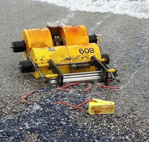 Loano, dipendenti del Comune recuperano uno tsunamometro spiaggiato e ricevono 500 dollari di ricompensa Loano, dipendenti del Comune recuperano uno tsunamometro spiaggiato e ricevono 500 dollari di ricompensa