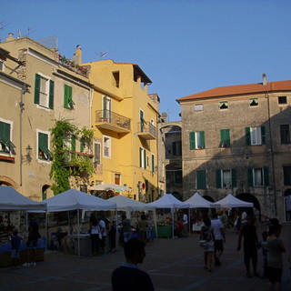 Prime case e turismo "del territorio": Toirano sviluppa il nuovo PUC semplificato con la Regione