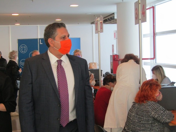 Vaccini, Toti lancia l'open day Pfizer anticipando i richiami: si parte con l'Asl 2
