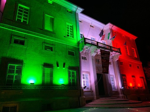 Loano, il Tricolore avvolge il municipio di Palazzo Doria