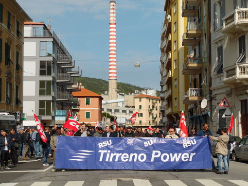 Vado Ligure, i lavoratori Tirreno Power marciano verso il Comune: Aurelia bloccata