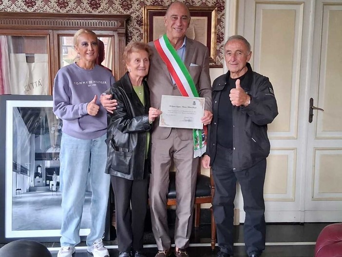 Alassio premia la fedeltà turistica di una famiglia milanese: cinquantacinque anni di vacanze nella “Città del Muretto” Alassio premia la fedeltà turistica di una famiglia milanese: cinquantacinque anni di vacanze nella “Città del Muretto”