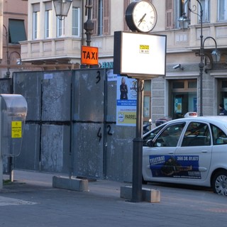 Alassio, gli restituiscono il portafoglio perso sul taxi: turista ringrazia