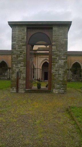 Nelle due foto: la tomba sacrario dei Fratelli Cervi e un angolo del Museo di Gattatico