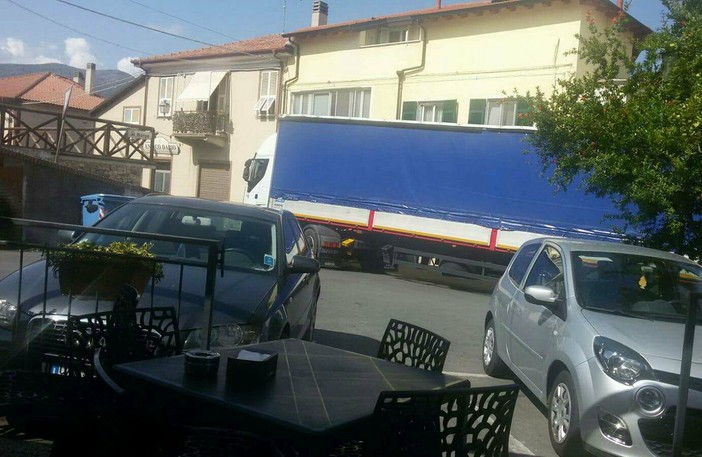 Ancora un tir incastrato tra le viuzze della frazione Bastia d'Albenga