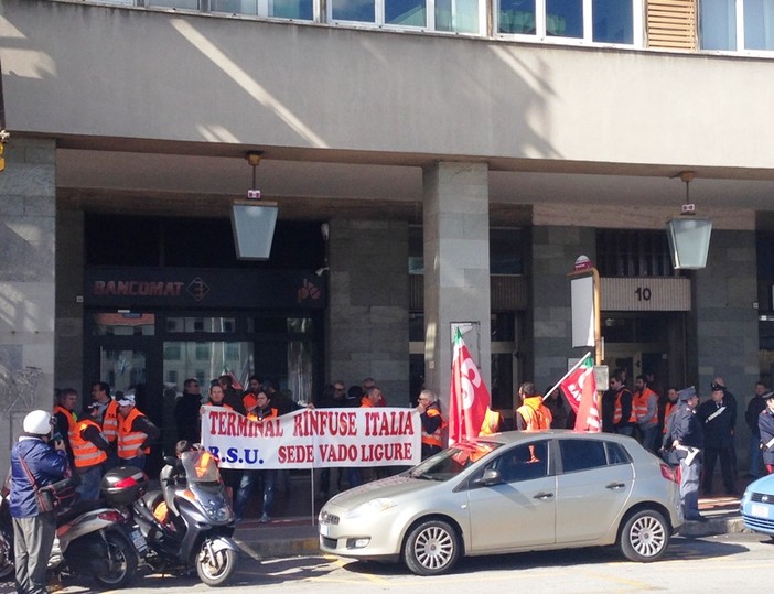 I lavoratori del Terminal Rinfuse ottengono la cassa ordinaria, ma a dare garanzie per tutto l’indotto di Tirreno Power è l’assessore Rambaudi