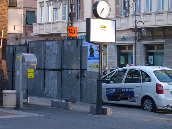 Alassio, gli restituiscono il portafoglio perso sul taxi: turista ringrazia