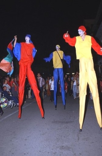 Borgio: in via Matteotti lo show dei trampolieri Borgio: in via Matteotti lo show dei trampolieri