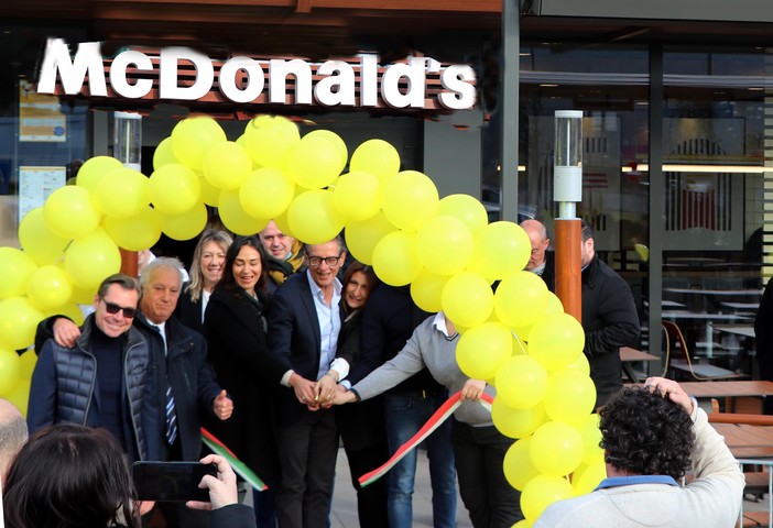 McDonald's apre ufficialmente i battenti anche a ponente: gli hamburger "made in USA" sbarcano ad Albenga McDonald's apre ufficialmente i battenti anche a ponente: gli hamburger "made in USA" sbarcano ad Albenga