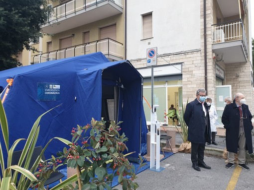 Pietra Ligure, la tenda blu di "Pietra Medica" punto di somministrazione dei vaccini anti-covid per gli under 65 vulnerabili