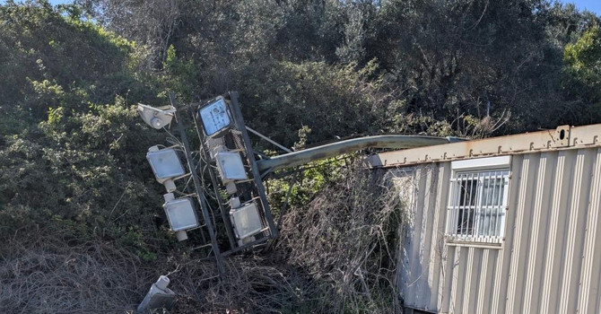 Savona, una torre faro caduta al Ruffinengo a causa del maltempo: struttura chiusa per verificare la tenuta delle altre torri Savona, una torre faro caduta al Ruffinengo a causa del maltempo: struttura chiusa per verificare la tenuta delle altre torri