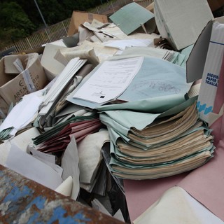 Provincia: tonnellate di documenti, curriculum e dati personali nel cassonetto del riciclaggio. Le foto