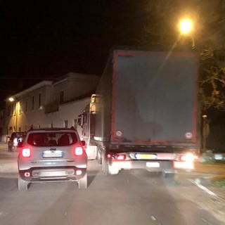 Tir sbaglia strada: disagi alla circolazione tra Gorra e Cà del Moro