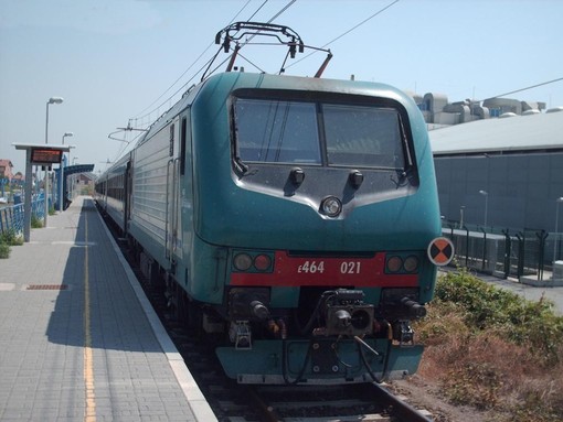Ferrovie, treni in ritardo per il blocco trasmissione dei dati della società Almaviva