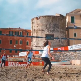 Torneo di beach volley a Laigueglia, in spiaggia si sfidano anche i bambini