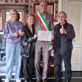 Alassio premia la fedeltà turistica di una famiglia milanese: cinquantacinque anni di vacanze nella “Città del Muretto” Alassio premia la fedeltà turistica di una famiglia milanese: cinquantacinque anni di vacanze nella “Città del Muretto”