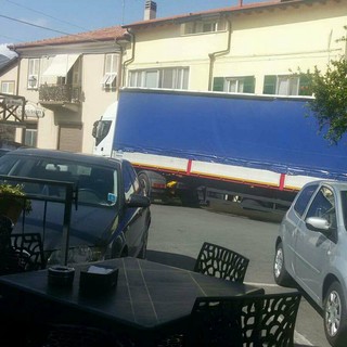 Ancora un tir incastrato tra le viuzze della frazione Bastia d'Albenga