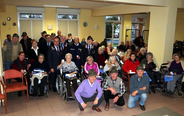 Le associazioni d'Arma di Albenga portano i loro auguri agli ospiti del Tricheri (FOTO) Le associazioni d'Arma di Albenga portano i loro auguri agli ospiti del Tricheri (FOTO)
