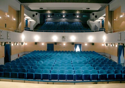 Pietra Ligure, "Blithe Spirit: la rievocazione" in scena al teatro Moretti Pietra Ligure, "Blithe Spirit: la rievocazione" in scena al teatro Moretti