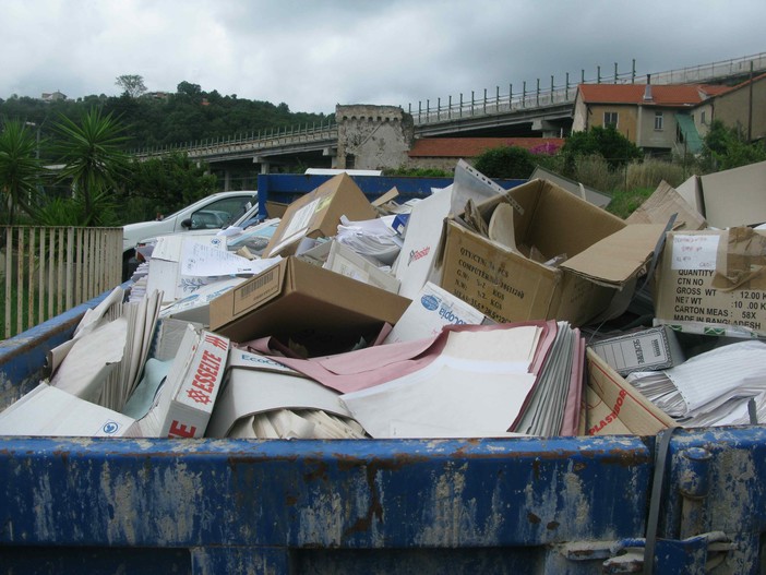 Privacy nel cassonetto: Il Movimento 5 Stelle "Oltre ai giornalisti la Provincia denunci anche noi" Privacy nel cassonetto: Il Movimento 5 Stelle "Oltre ai giornalisti la Provincia denunci anche noi"