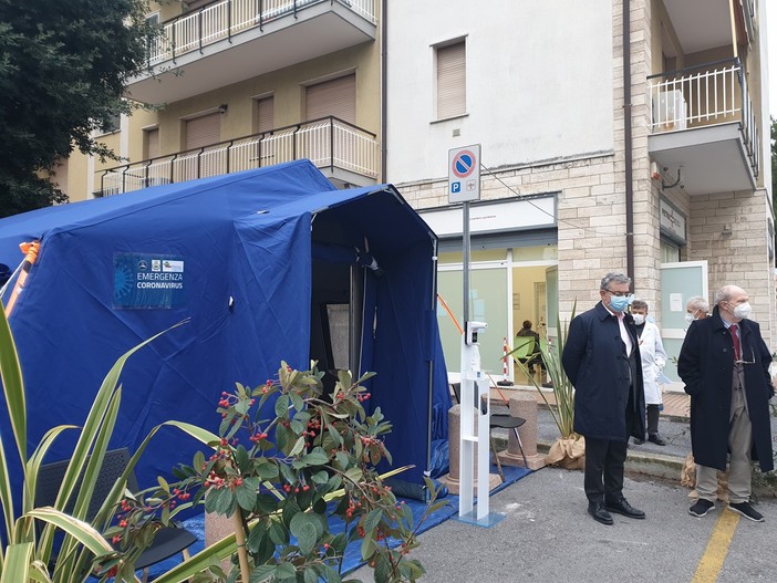 Pietra Ligure, la tenda blu di "Pietra Medica" punto di somministrazione dei vaccini anti-covid per gli under 65 vulnerabili
