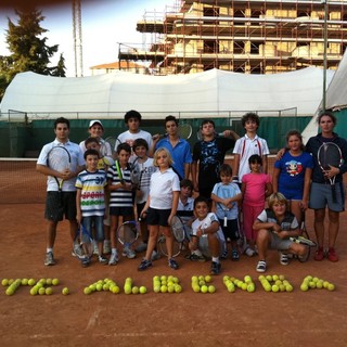 Nella foto, i Maestri Clementina e Davide con alcuni ragazzi della Scuola
