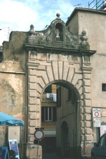 Albenga: il restauro di Porta Torlaro