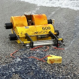 Loano, dipendenti del Comune recuperano uno tsunamometro spiaggiato e ricevono 500 dollari di ricompensa