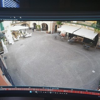 Pietra Ligure, nuova telecamera installata in “piazza vecchia”. Il sindaco De Vincenzi: "Ampliato il sistema di videosorveglianza dislocato sul nostro territorio"