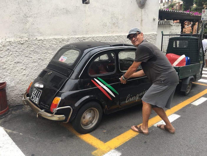 Tom Hanks nella foto del tweet Tom Hanks nella foto del tweet