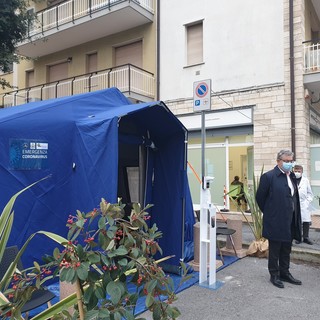 Pietra Ligure, la tenda blu di "Pietra Medica" punto di somministrazione dei vaccini anti-covid per gli under 65 vulnerabili