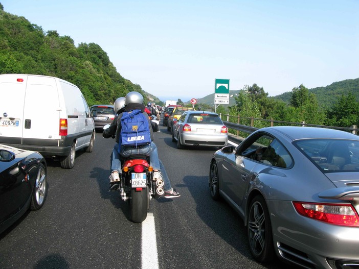 Rientro dalle località della riviera, rallentamenti in autostrada: coda tra Pietra Ligure e Savona