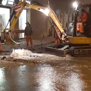 Savona, allagata via Machiavelli: rotto un tubo dell'acquedotto (FOTO e VIDEO)