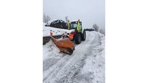 Neve in Liguria: trattori Coldiretti puliscono le strade rurali