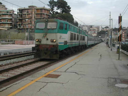 Il PCI: "Personale addetto a pulizia treni liguri non percepisce lo stipendio da settembre"