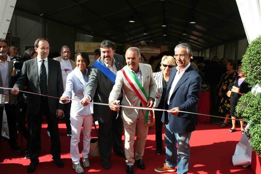 Pietra: Dolcissima Pietra, taglio del nastro ed è subito bagno di folla (foto)