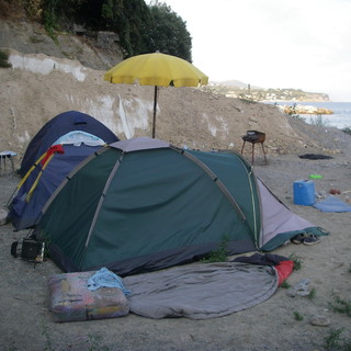 Campeggiatori abusivi sulla spiaggia delle Fornaci a Savona: blitz delle Forze dell'Ordine