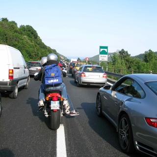 Rientro dalle località della riviera, rallentamenti in autostrada: coda tra Pietra Ligure e Savona