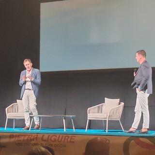 Moretti Off 2026, Ubaldo Pantani conquista Pietra Ligure tra racconti, imitazioni e ironia