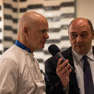 Festival Nazionale "Cucina con i Fiori" Alassio: grandi applausi per il “Piatto Sanremo” realizzato dallo chef Enrico Derflingher (Foto e video) Festival Nazionale "Cucina con i Fiori" Alassio: grandi applausi per il “Piatto Sanremo” realizzato dallo chef Enrico Derflingher (Foto e video)